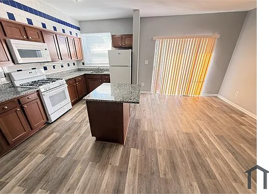 2571 Francis St — Photo 14