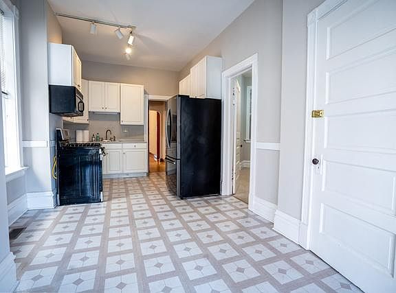 2nd image of 712 W Aldine Ave #1