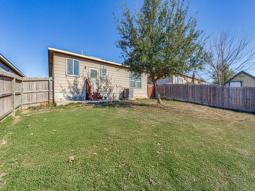 3 bed, 1427 sqft, $2,150 — Photo 2