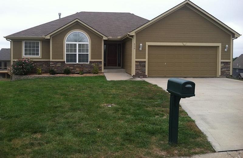 1st image of 950 NW Birch Ct
