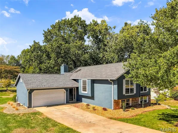 925 Ampere Pl, Lake Saint Louis, MO 63367