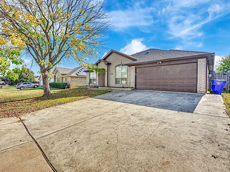 1708 Windcastle Dr — Photo 2