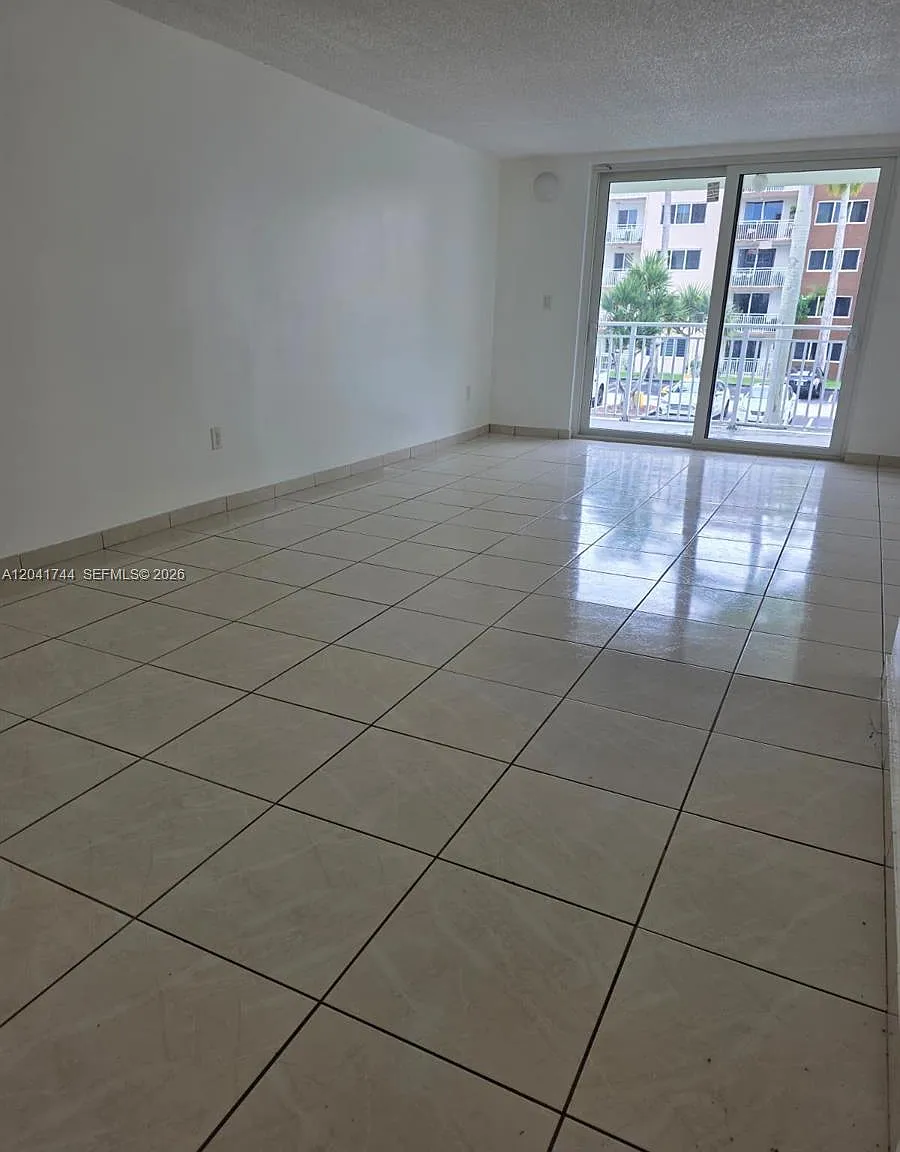 Coral Gate East Condo — Photo 3