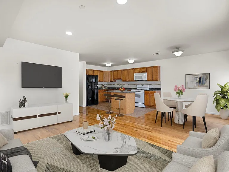 117 Logan Ave — Photo 2