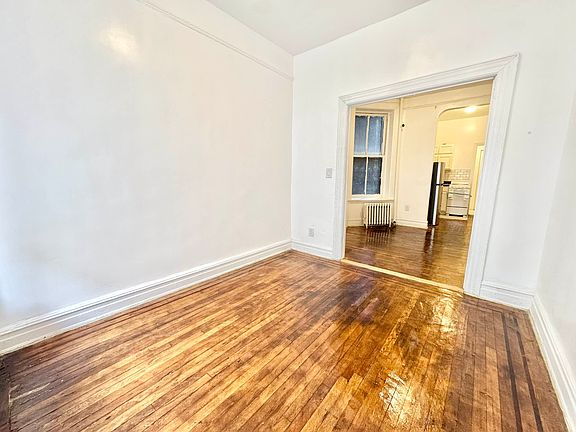 5th image of 305 E 109th St APT 4
