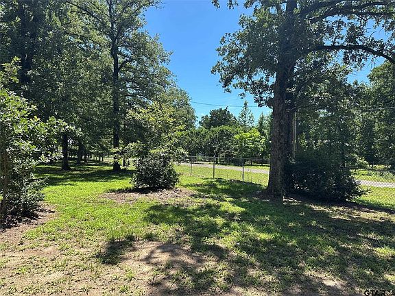 3rd image of 437 Maple Dr