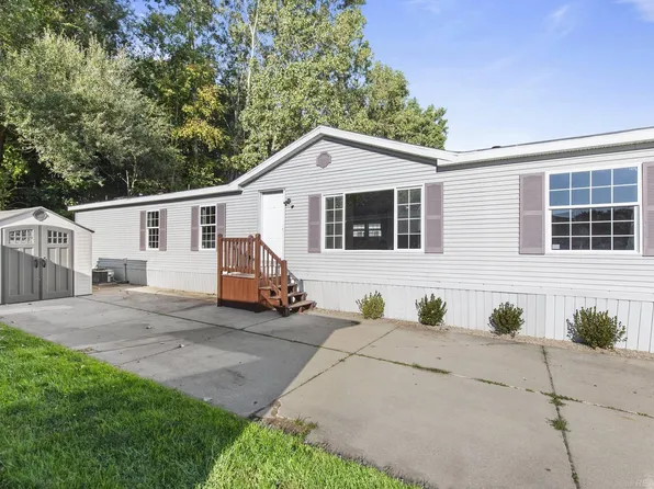 9386 Starboard Dr, Fair Haven, MI 48023