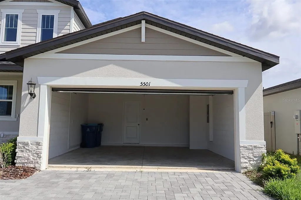 4 bed, 2.5 bath, 2631 sqft, $2,300 — Photo 3