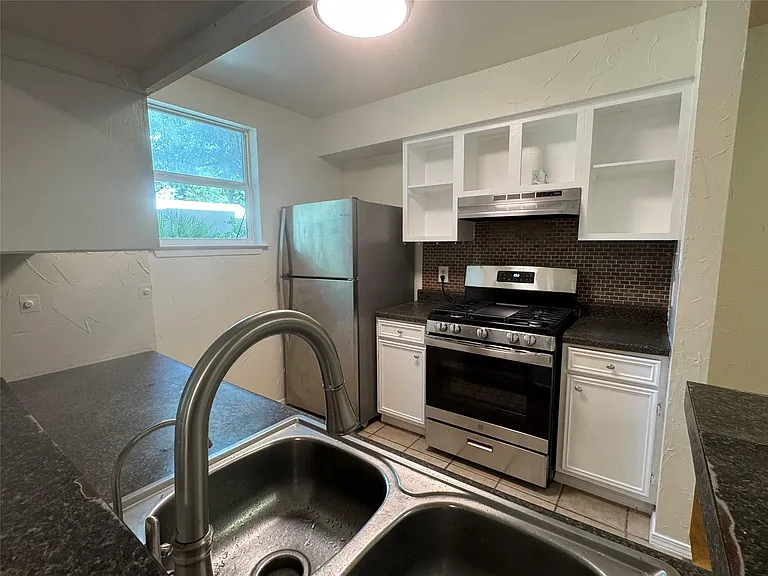 601 W San Antonio St — Photo 15