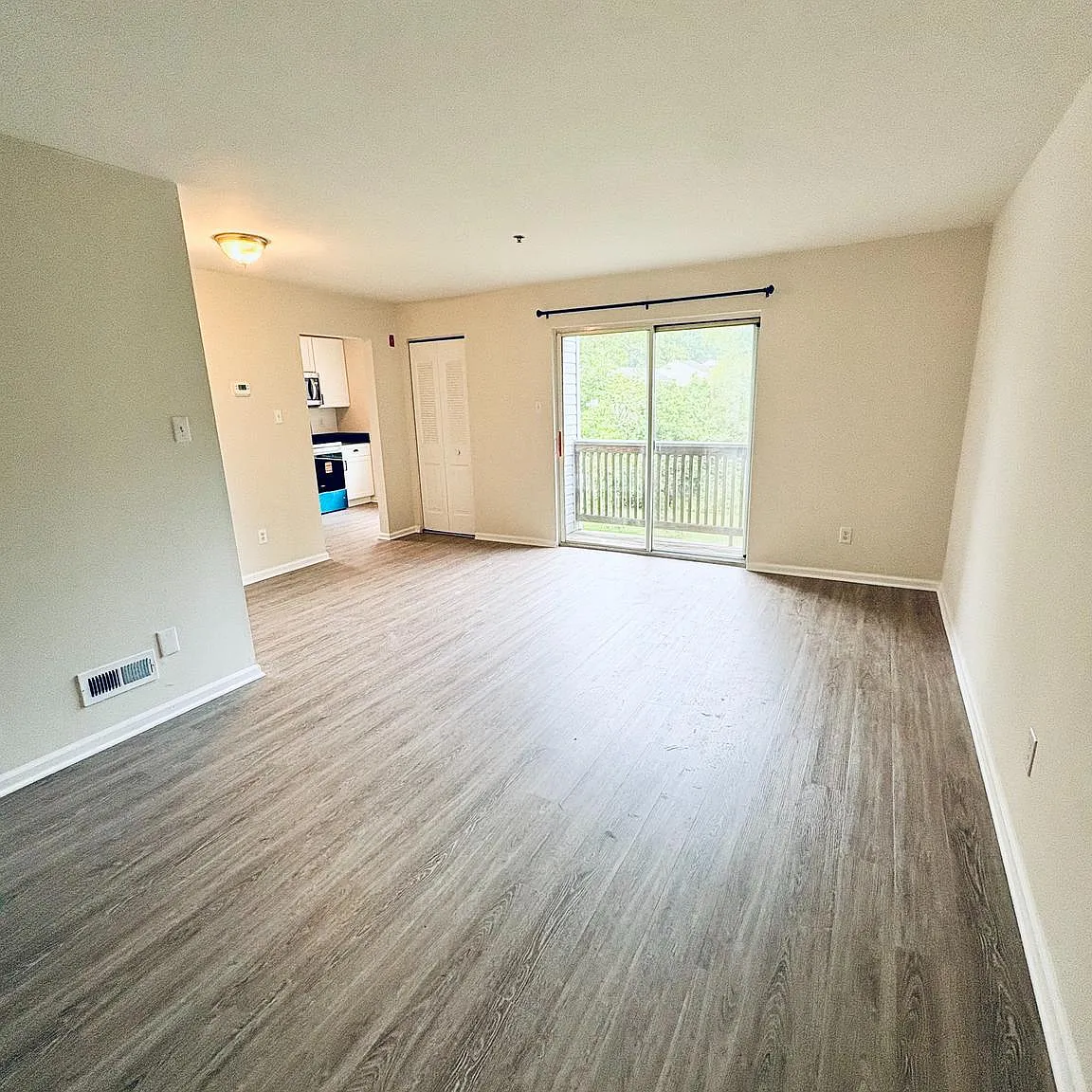 2 bed, 916 sqft, $1,650 — Photo 2