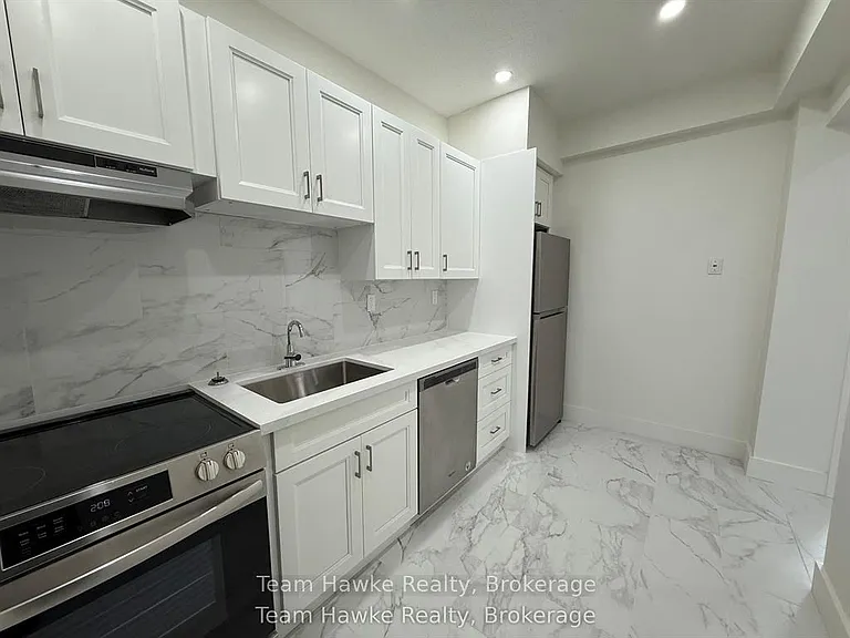 521 Bay St #13 — Photo 5