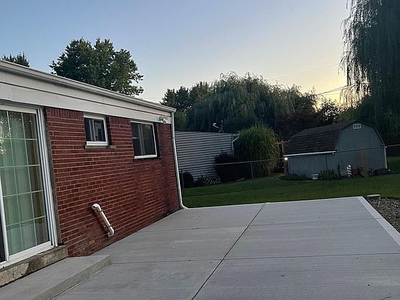 5th image of 828 Salem Ave
