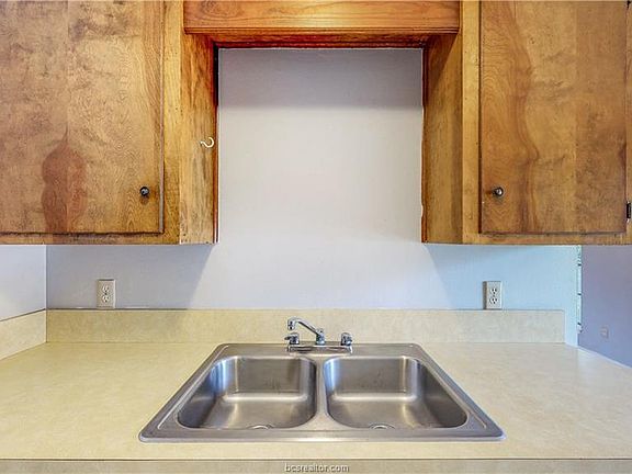 4th image of 812 Concho Pl