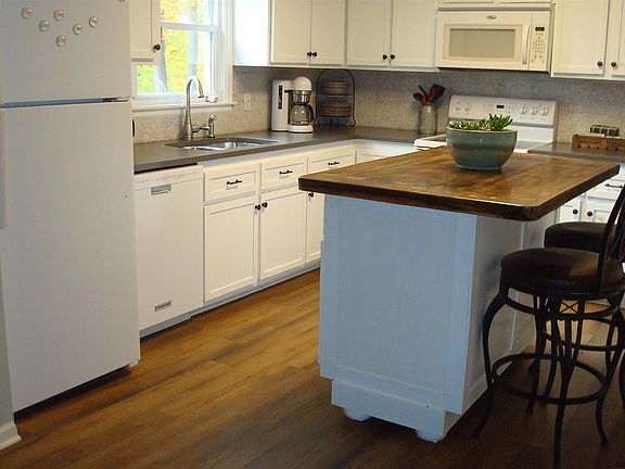 2nd image of 77 Woodlawn Dr