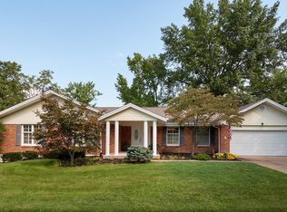 16031 Clarkson Woods Dr, Chesterfield, MO 63017