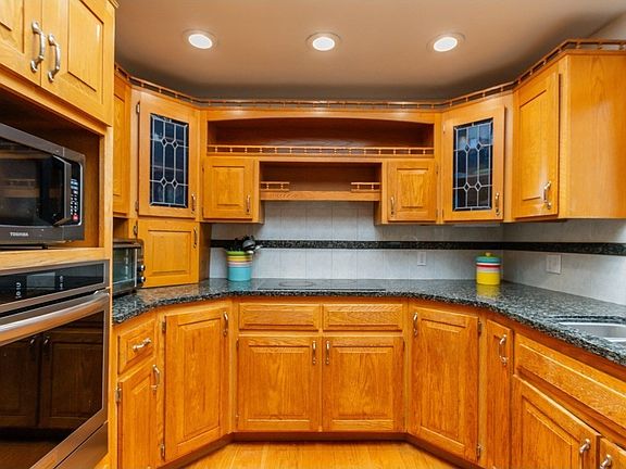5th image of 13 Hemlock Dr