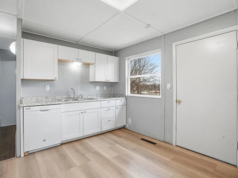 1108 NE 46th Ter — Photo 18