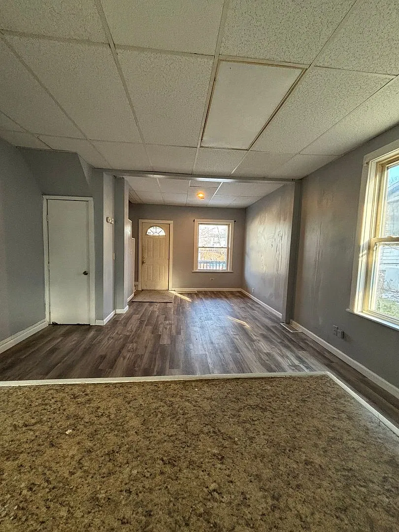 2 Bedroom 1 Bath (Duplex) — Photo 4