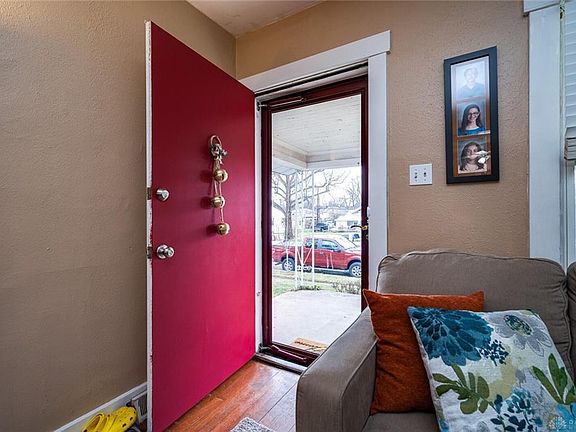 4th image of 2934 Whittier Ave