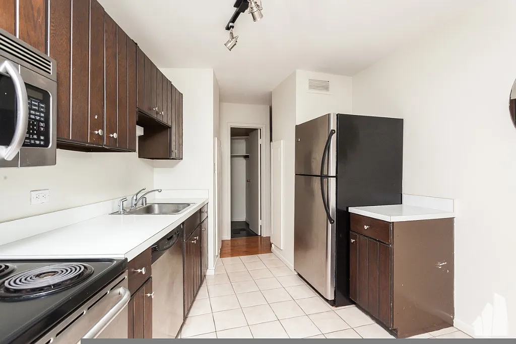 2 bed, 2.0 bath, 1375 sqft, $3,400 — Photo 2