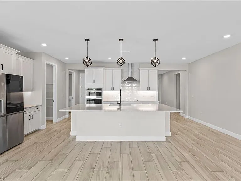 2038 Grove Dr — Photo 8