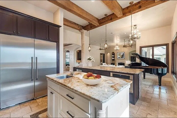 6 bed, 6.0 bath, 5734 sqft, $11,500 — Photo 3
