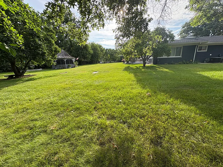 1010 Crabtree Ln — Photo 24
