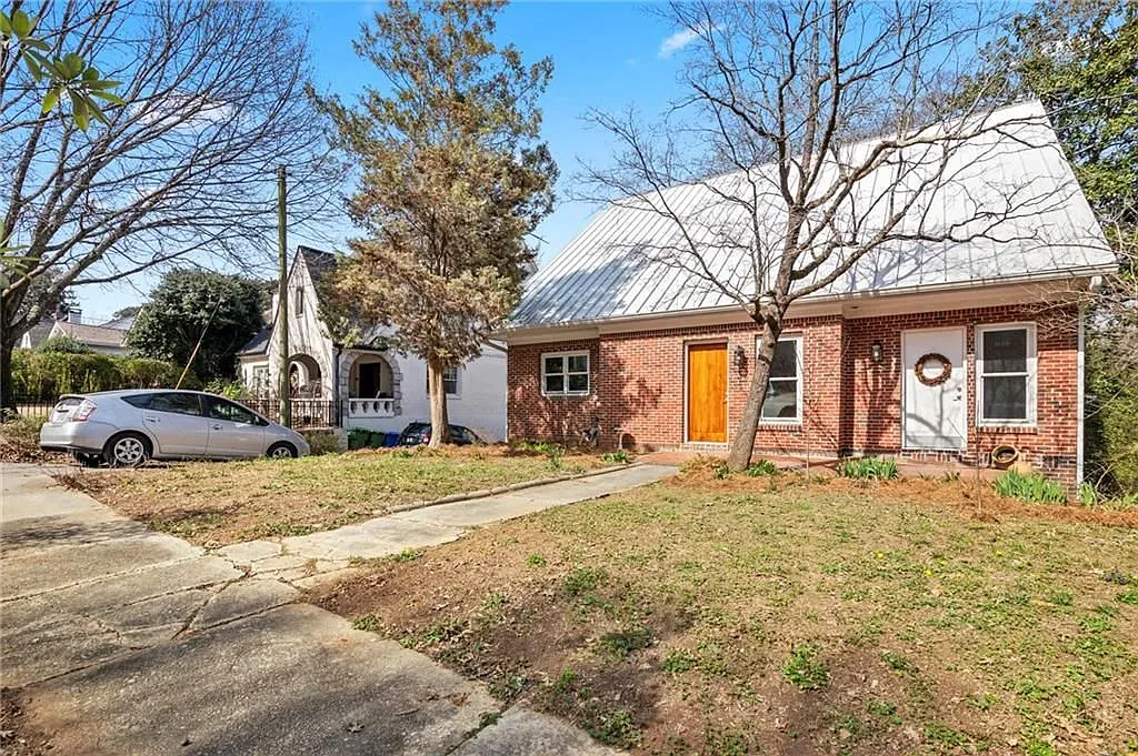 1008 Courtenay Dr NE photo 1