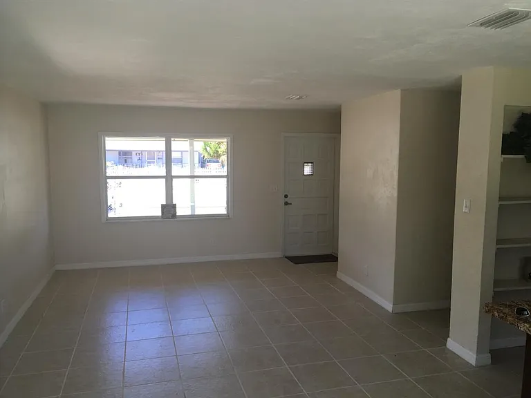 901 Lockhart St — Photo 3