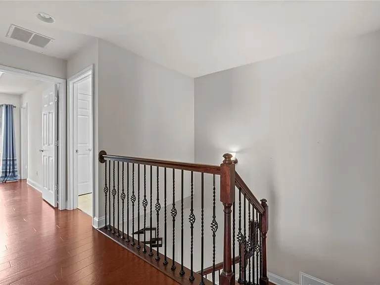 1034 E Paces Ln NE — Photo 18