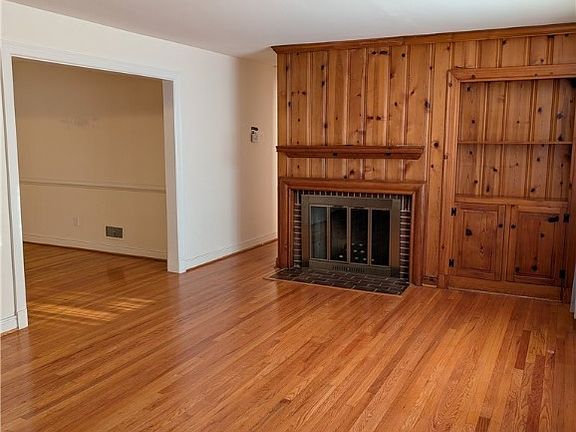 3rd image of 5915 Ridge Rd