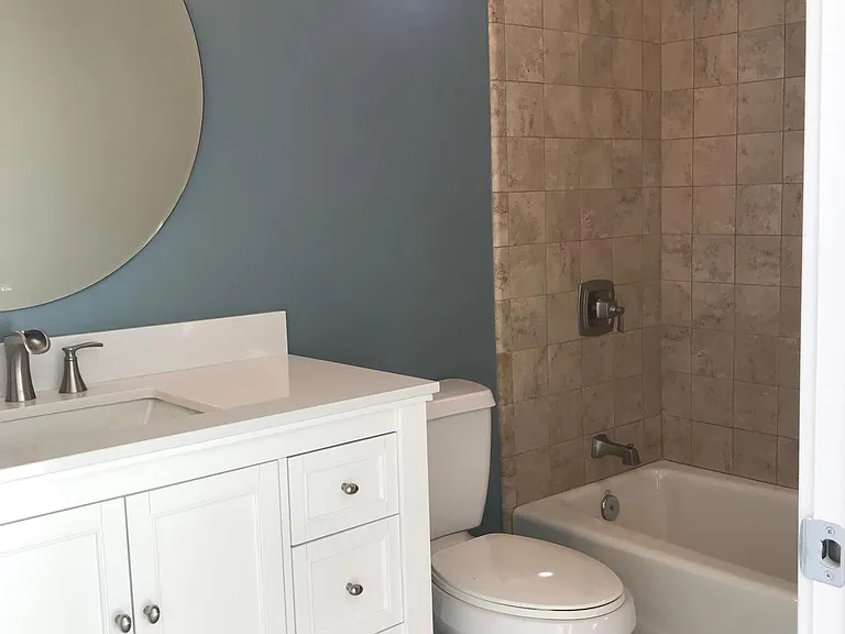 attached bath in 2nd master bedroom