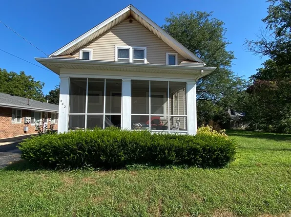 242 River Ln, Loves Park, IL 61111