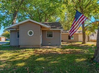 606 Oglesby Ave, Lincoln, IL 62656