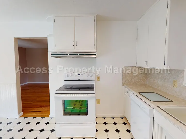 1002 Phelps Ave — Photo 7