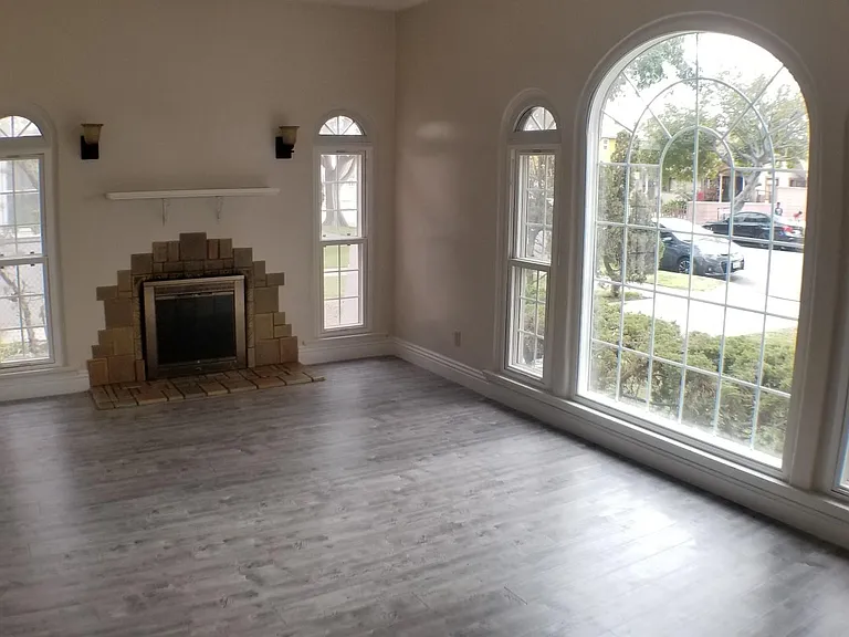 Beautiful arched windows in Living Room