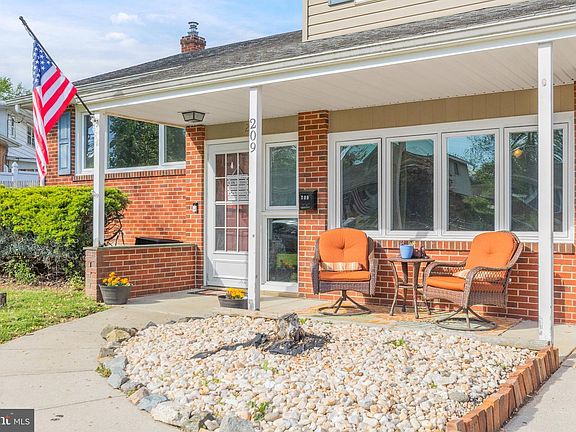 3rd image of 209 Spruceglen Dr