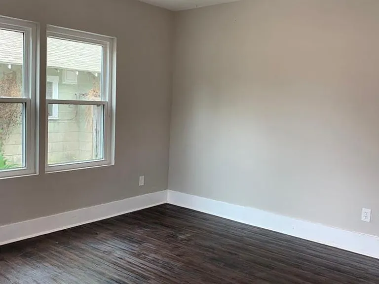 211 E Sterling St — Photo 16