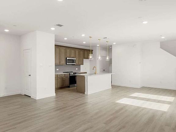 The Pointe at Capp Smith Lake - Clemson Interior Image 3