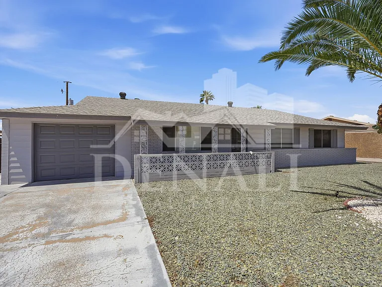10747 W Hope Dr — Photo 2