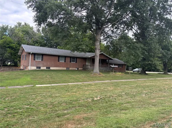 121 W Broadway Ave, Nokomis, IL 62075