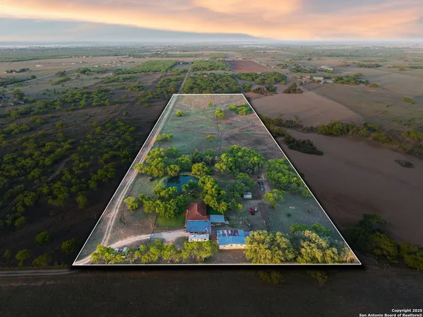 4416 County Road 117, Floresville, TX 78114