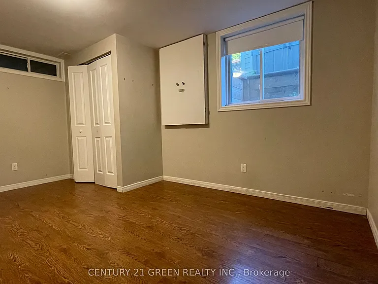 4 Wenlock Cres — Photo 36