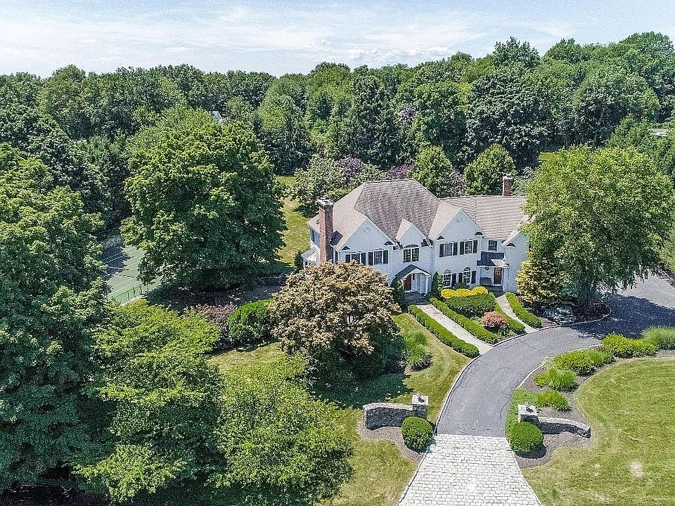 Stately colonial on 2 acres