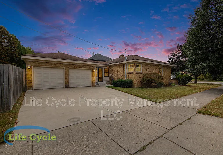 1055 Lake Michigan Dr NW — Photo 16