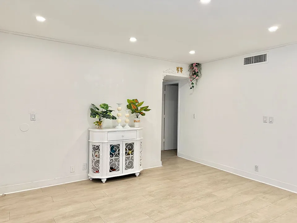 575 S Royal Crest Cir #7