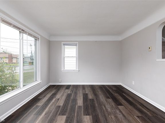 4th image of 1592 Wexford Ave