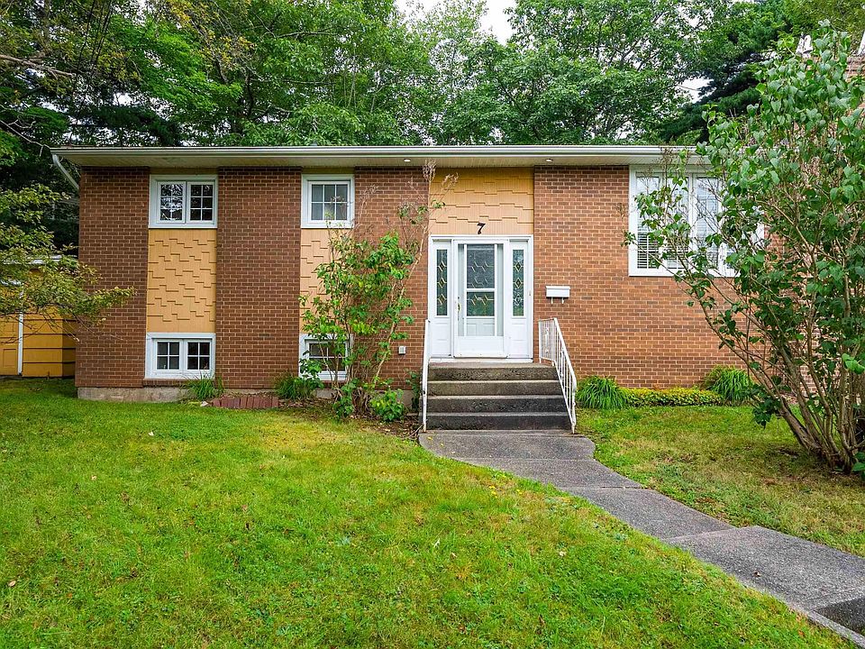 1st image of 7 Willowdale Ter