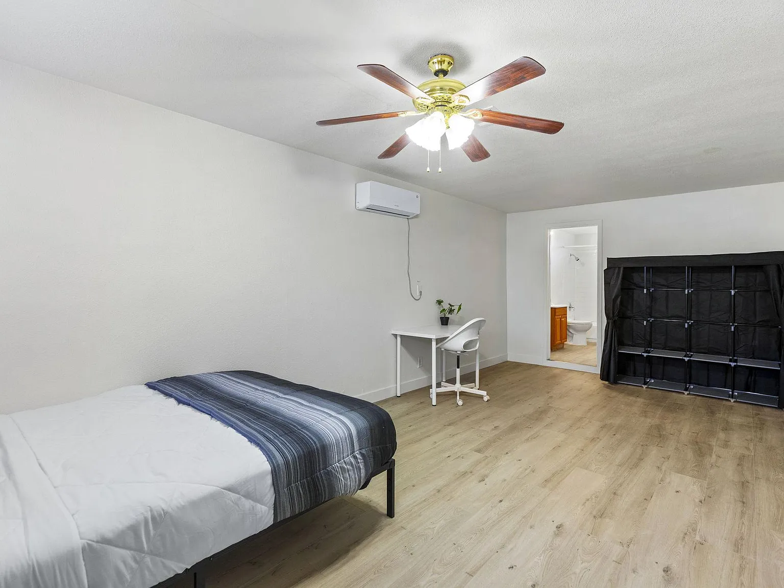 4 bed, 2.0 bath, 1344 sqft, $1,230 — Photo 1