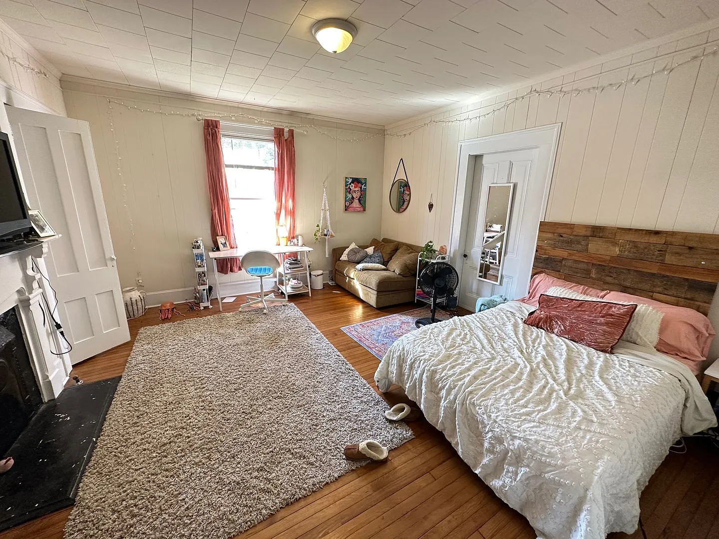 Charming Three Bedroom on Carr Hill — Photo 2